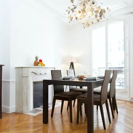 Rue Saint Honore - Louvre Paris